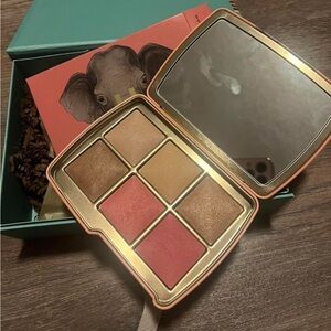 Hourglass ambier pallet